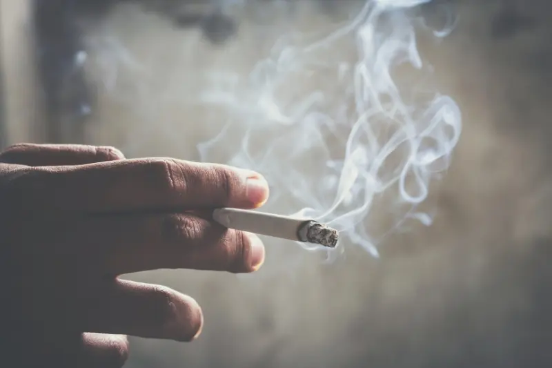 o que o cigarro causa no corpo