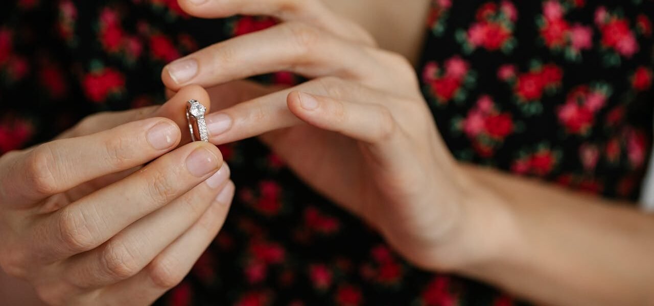 anel oval de diamante