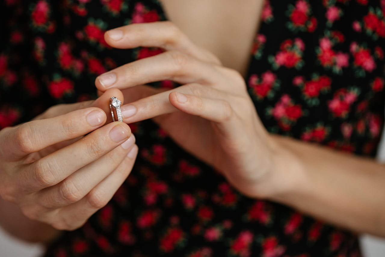 O anel oval de diamante que virou escolha de quem ama elegância